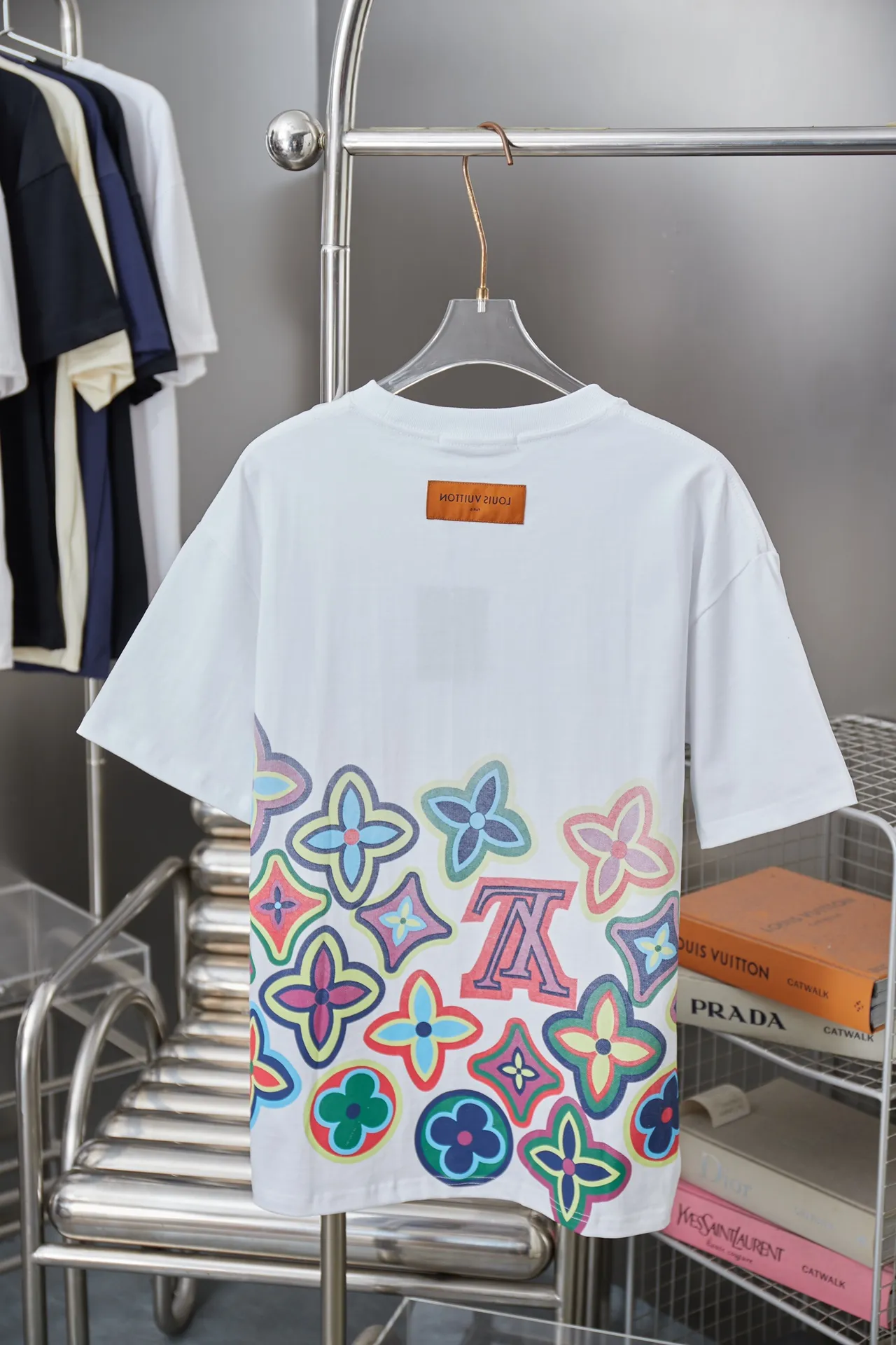 🅿️190 1V 25SS early spring new style Colorful digital LV lettering short sleeves Light luxury essential item for daily commuting for men and women Correct version Welcome to compare Detailed features · 320g 100% pure cotton double yarn jersey fabric · Special thickened 32 pieces of double-strand 1X1 thread in the same cylinder custom dyeing · Positioned color digital LV lettering printing · Double needle stitching and cross-stitching technology · Original main mark, washed tag, brand moisture-proof paper packaging Color: black/white Size: S/M/L/XL